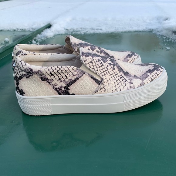 Steve Madden Snake Print white / gray / black slip on shoes - Picture 6 of 11